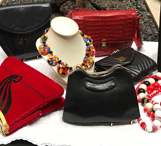 schwarze-und-rote-taschen-auf-dem-antikmarkt schwarze und rote taschen auf dem antikmarkt